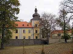 Ctěnice před přestavbou (1993) a po ní (stav v zimě 2003)